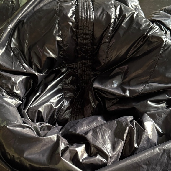 MICHAEL Michael Kors Women’s Medium Shiny Black Puffer Jacket with Faux Fur Trim - Picture 12 of 14